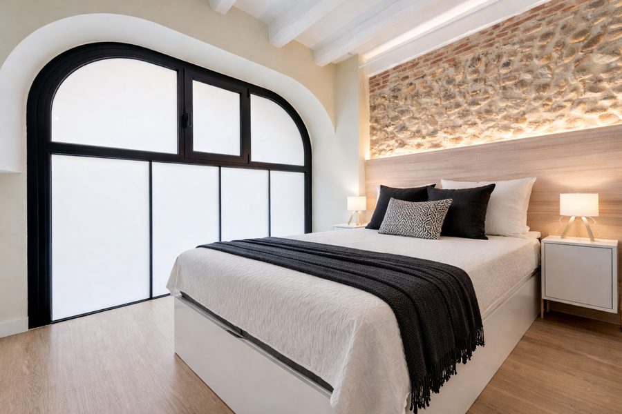 Después: habitación con piedra vista y vigas en Reus